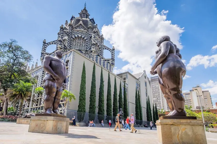 Plaza Botero con esculturas de bronce de Fernando Botero y el Palacio de la Cultura en el centro de Medellín