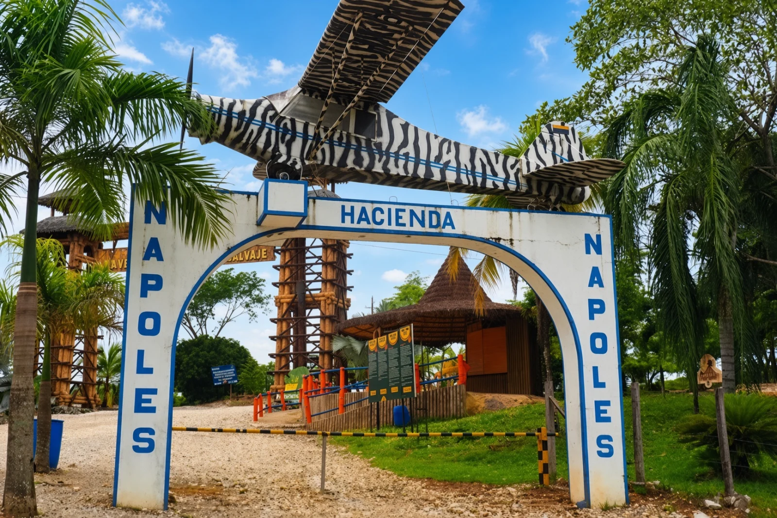 Arco de entrada con avión de cebra de Hacienda Nápoles, parque safari