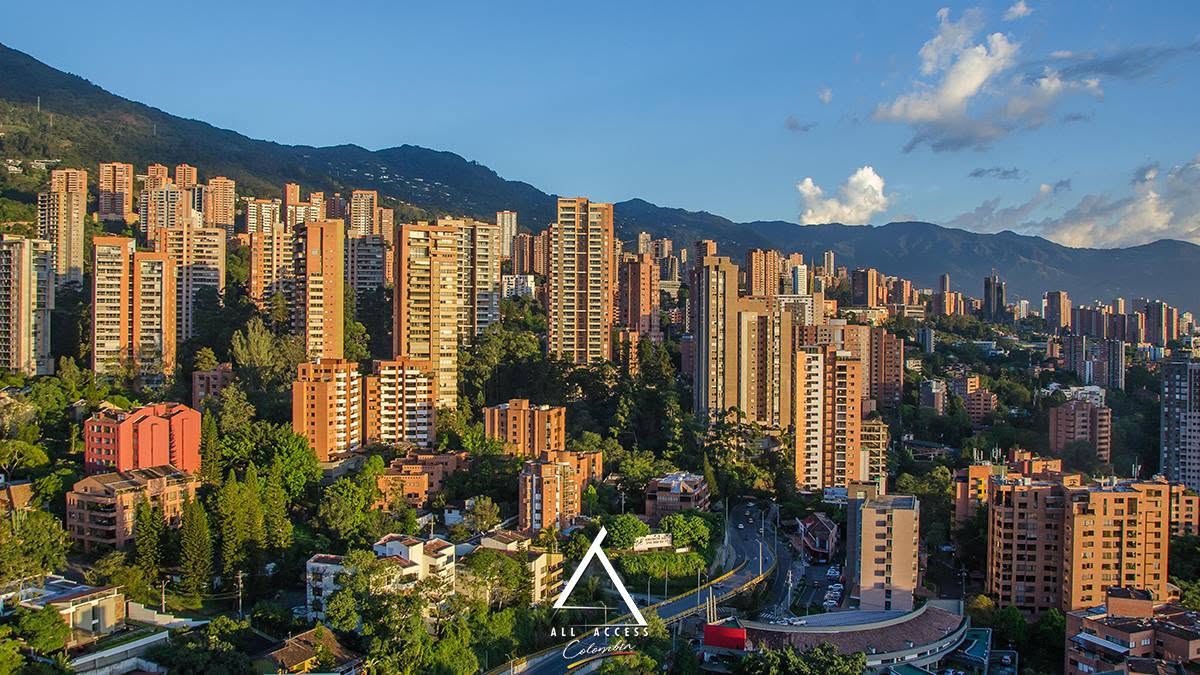 Panorámica de Medellín en el valle de Aburrá al atardecer